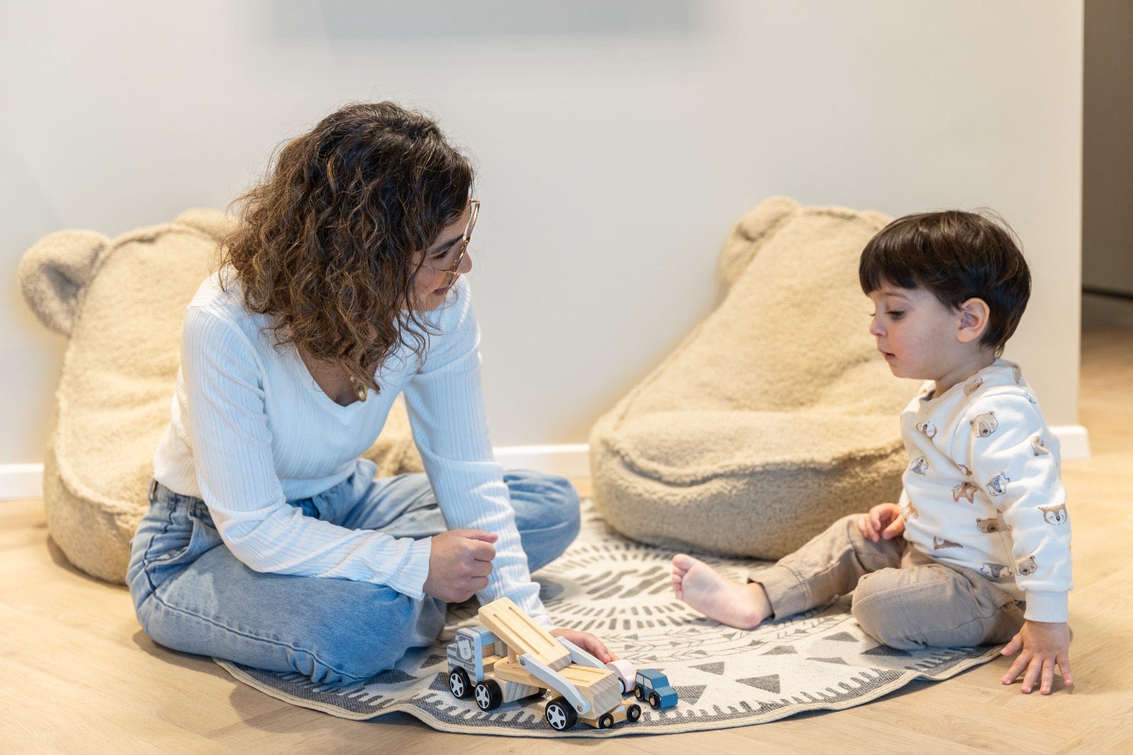 מטפלת וילד במפגש טיפולי במרכז מפגשונים במודיעין